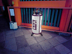 八坂神社山門の灯篭