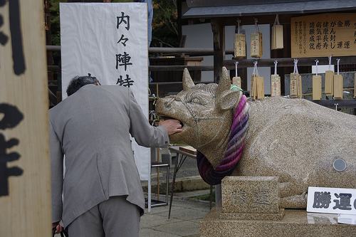 勝運の牛とオッサン