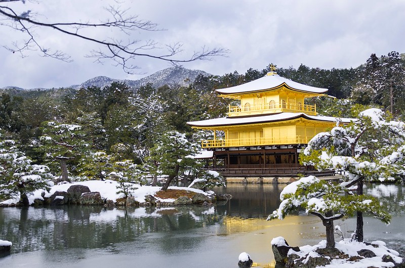 雪の金閣寺